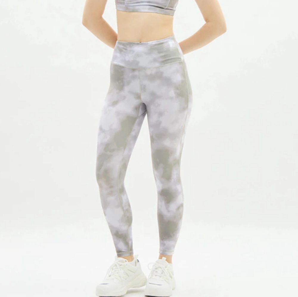 3/$20🌟 LIKE NEW GU Active Soft Comfort Gray Tie Dye Cropped Leggings Size Large